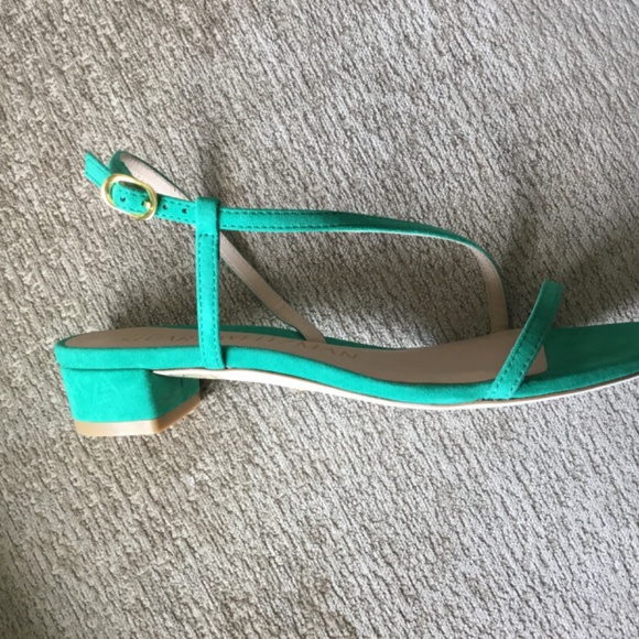 Stuart Weitzman Flat Sandals in a beautiful green - Picture 2 of 7